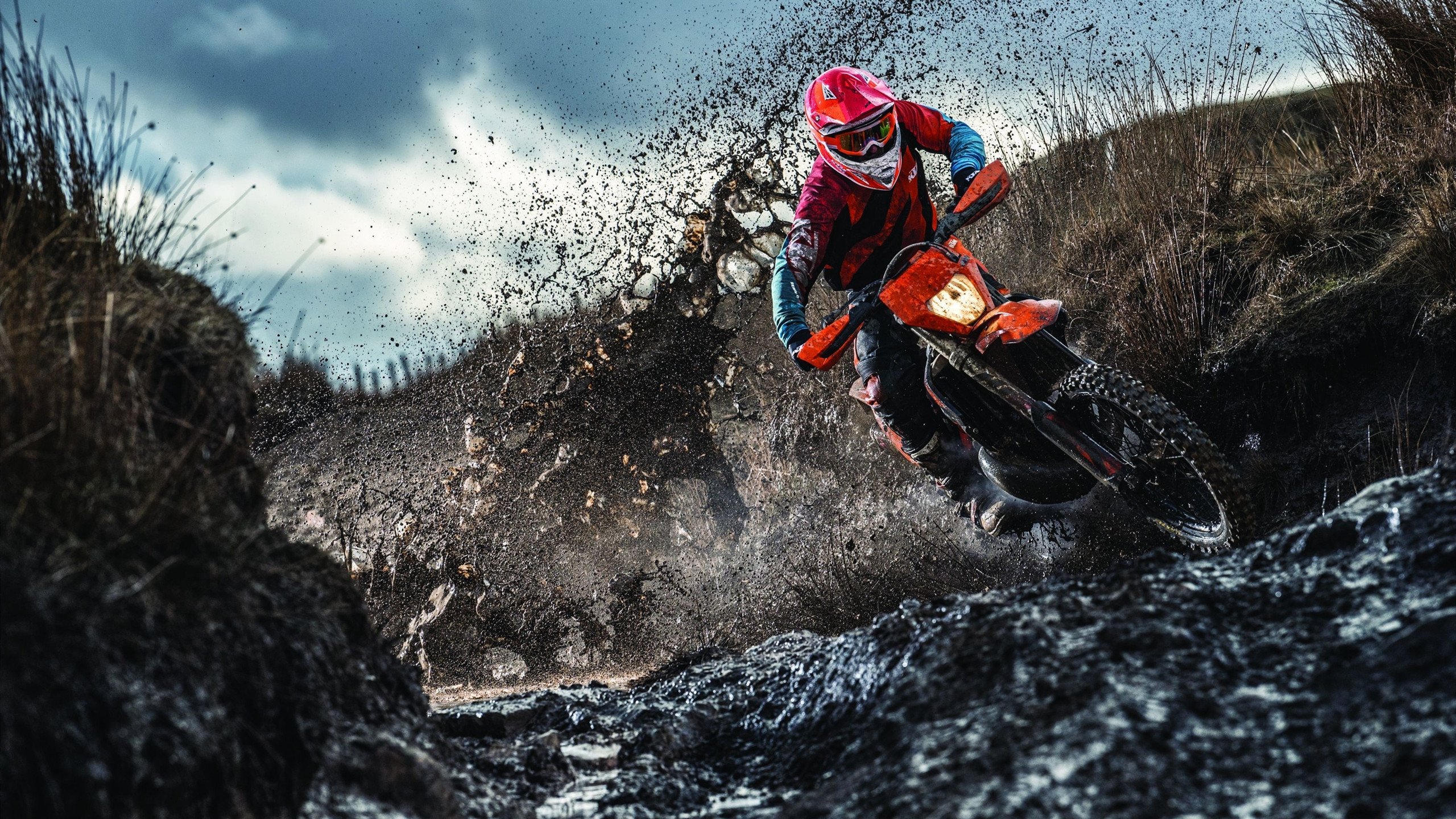 英超神奇瞬间不断,精彩进球和高难扑救令人震撼,英超球队进球纪录