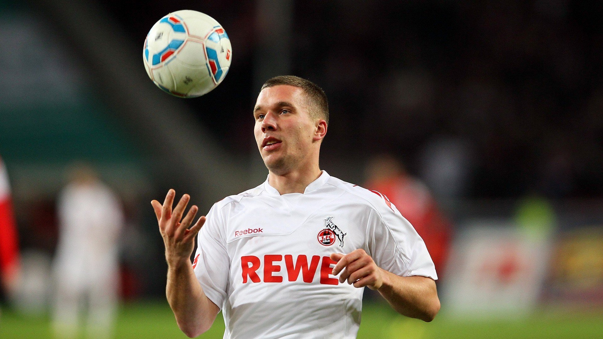 里昂利用空切配合撕裂密集防守